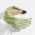 Groene satijnen haarband met knoop, versierd met parels en strass voor een elegante look. - Groen