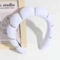 Witte wolk spons haarband met strass decoratie, stijlvolle gewatteerde haarhoepel voor dames. - Wit Strass