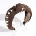 Elegante diadema marrón con nudo decorada con perlas finas y brillantes pedrerías. - Perla con Strass Marrón