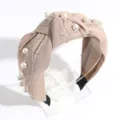 Diadema con nudo beige decorada con perlas y pedrería, accesorio de pelo elegante. - Perla con Strass Caqui