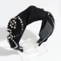 Diadema anudada negra con tachuelas plateadas y perlas, accesorio para el cabello elegante. - Perla con Remache Negra