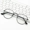 Klassische Metall-Rundrahmen-Brille für Damen und Herren, modische klare optische Brille. - Rosa Rahmen (Transparente Bügelenden)