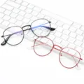 Retro runder Metall Brillengestell, modische optische Brille fuer Damen und Herren. - Roter Rahmen (Transparente Hülle)