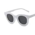 Witte dikke zonnebril voor dames, trendy mode concaaf zonnebrillen hoofdproductweergave. - Wit Frame Grijze Lenzen