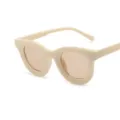 Modieuze zonnebril met dik montuur voor dames, trendy stijl en comfortabele pasvorm. - Off-white Montuur Theeglazen