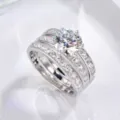 Gros plan d'un ensemble de bagues empilables à 3 pièces avec moissanite ronde de 2 carats. - Taille US 5 / Moissanite Blanche