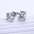 Klassische S925 Silber vier Krappen rund geschliffene funkelnde Ohrstecker Detailansicht. - Weißgold Moissanit / 0,3 ct