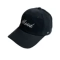 Nahaufnahme im Detail von der eleganten schwarzen Baseballkappe mit weißer Bestickung. - Schwarz