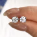 S925 Sterling Silber vier Krappen runde Ohrstecker glänzendes funkelndes edles Design. - Weißgold Moissanit / 0,5 ct