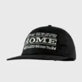 Nahaufnahme der schwarzen Streetwear-Baseballcap mit weißer Stickerei und flachem Schirm. - Schwarz