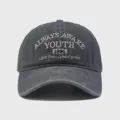 Detailaufnahme der vintage gewaschenen Baumwoll Baseballcap mit stylischer Stickerei. - Verstellbar / Grau