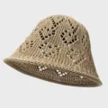 Beigefarbener gehäkelter Sommer Sonnenhut im Detail, atmungsaktiver Fischerhut. - Khaki