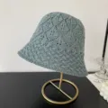 Detailaufnahme des graublauen Mesh-Strick-Fischerhuts mit Rautenmuster, stylischer Sonnenhut. - M (56-58cm) / Blaugrün