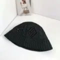 Nahaufnahme Detail des schwarzen hohlgestrickten Eimerhuts mit feinem Rautenmuster. - M (56-58cm) / Schwarz