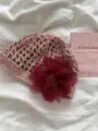 Handgefertigte Häkel-Lochmuster Mütze mit roter Blume, stilvolle Sommerkopfbedeckung. - M (56-58cm) / Orangerot