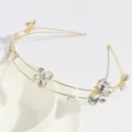 Detalle de diadema dorada con mariposas de pedrería, accesorio elegante de doble capa. - Mariposa de Diamantes de Imitación de Doble Capa Dorada