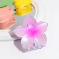 Exquisites Detail des Farbverlauf-Blumen-Haarkralle-Clips, rosa Harz-Haarschmuck für Damen. - Fuchsia