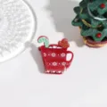 Primo piano del fermaglio a tazza natalizia rossa con fiocco di neve e pan di zenzero. - Tema Mug di Natale