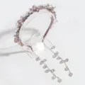 Vue detaillee du serre-tete en cristal perle brillant avec des chaines de glands elegantes. - Cristal Violet