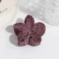 Pince a cheveux fleur en velours avec un design elegant imprime leopard mauve pour femmes. - Fleur de Lys Violet