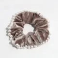 Vista dettagliata del raffinato elastico per capelli in velluto con perle decorative. - Cammello