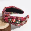 Détail du bandeau de Noël à carreaux rouges noué avec des strass étincelants et des breloques. - Lune Flocon Rouge Noir