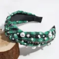 Serre-tête noué à carreaux verts avec perles, strass et motifs de flocons de neige, gros plan. - Perle Strass Noir Vert