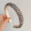 Vue détaillée du serre-tête éponge en strass luxueux, accessoire de cheveux scintillant fête. - Perles Noires Strass