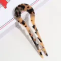 Detailaufnahme einer Azetat Haargabel mit Leopardenmuster, U-förmiges Design für Dutt. - Helles Leopardenmuster