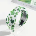 Grüner Klee bedrucktes geknotetes Haarband Detailansicht, frisches Accessoire für Frauen Alltagslook. - High-Top-Stil / Großes Grünes Kleeblatt