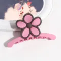 Molletta per capelli a forma di fiore rosa opaco in primo piano, accessorio elegante e dolce. - Stile Fiore / Rosso rosa