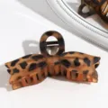 Detalle de pinza para el pelo con lazo de leopardo, accesorio mate elegante y moderno. - Forma de lazo / Estampado de leopardo