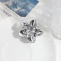 Zilveren metallische bloem haar clip detail weergave, glanzend haaraccessoire voor styling - Zilveren lelie
