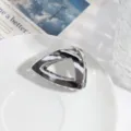 Zilveren geometrische driehoek haarlemmetje voor vrouwen, stijlvolle metalen haaraccessoire. - Zilveren Driehoek Gesp