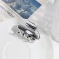 Zilveren metalen haarklem detailshot, modern minimalistisch haaraccessoire ontwerp. - Zilver Half Rond