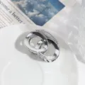 Detail van zilveren geometrische haarklem, modern metalen ontwerp voor dagelijkse kapsels. - Zilveren Ketting