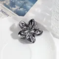 Zilveren bloem haarclip geometrische metalen haarklem detail opname elegante dames haarstyling - Donkergrijze Lelie