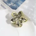 Gouden metalen bloem haarhaak clip, stijlvolle minimalistische haaraccessoire trendy. - Lelie Stijl (24110918) / Gouden lelie