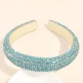 Gros plan détaillé du serre-tête rembourré en strass bleu clair étincelant et élégant. - 2.0cm / Bleu Ciel