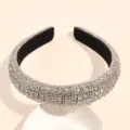 Vue détaillée de serre-tête rembourré en strass de luxe, accessoire cheveux cristal brillant. - 2.0cm / Blanc Argenté