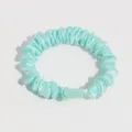 Chouchou de cheveux en satin vert menthe avec boucle plastique, élastique, idéal pour queue. - Vert