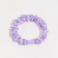 Chouchou en satin violet detail vue, accessoire cheveux elastique hautement pour queue de cheval. - Violet