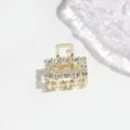 Vista dettagliata di una mini molletta per capelli dorata decorata con strass. - 3cm / Strass Quadrato
