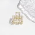Dettaglio di un fermaglio per capelli di lusso in metallo dorato con finte perle. - 3cm / Perla quadrata