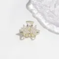 Detailed close-up shot of silver-tone metal hair claw clip adorned with faux pearls. - 3cm / Pearl Star