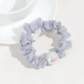 Chouchou de cheveux plissé argenté avec détail de grande perle irisée vue de près. - Perle Artificielle Sirène Grise