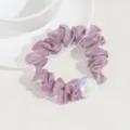 Chouchou brillant violet avec perle irisée accessoire de cheveux élégant pour queue de cheval - Perle Artificielle Sirène Violette