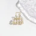 Close-up detail of pearl alloy hair claw clip, compact hair accessory for elegant styling. - 3cm / Hemisphere Pearl