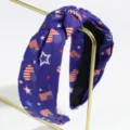 Nahaufnahme des breiten geknoteten Haarreifs mit US-Flaggen-Print und Sternen-Design. - Dunkelblau Herz Sterne