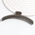 Pinza para el pelo marron curva lisa, gran garra de pelo minimalista para peinados elegantes. - Estilo de Arco / Café